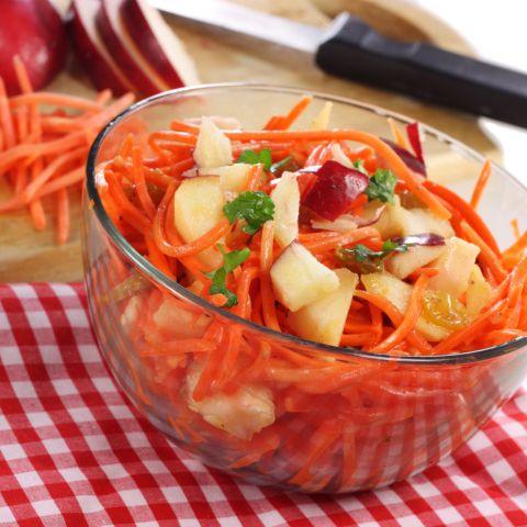 SALADE DE POMMES ET CAROTTES EN JULIENNE AVEC VINAIGRETTE AU MIEL