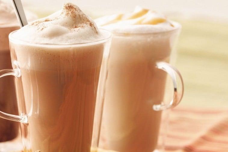 CAFÉ LATTÉ À LA BRIOCHE À LA CANNELLE
