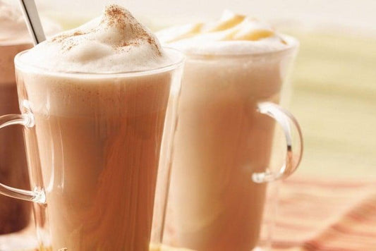 CAFÉ LATTÉ À LA BRIOCHE À LA CANNELLE