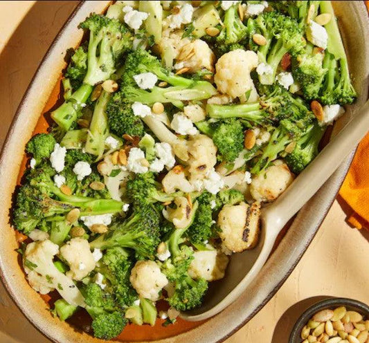 SALADE TIÈDE DE BROCOLI ET CHOU-FLEUR GRILLÉ, GRAINS DE CITROUILLE ET FROMAGE DE CHÈVRE