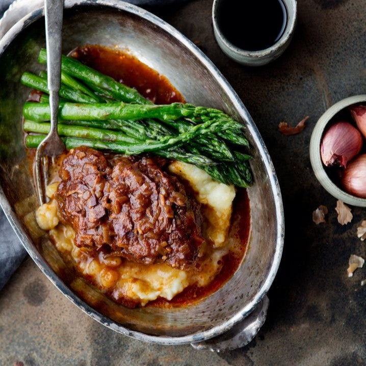 OSSOBUCO DE PORC, VIN ROUGE, PANCETTA & ÉCHALOTES