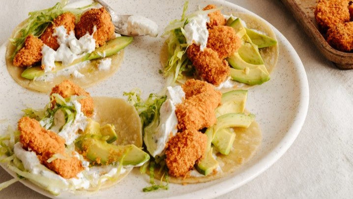 TACOS DE TOFU PANÉ AU NACHOS ÉPICÉ