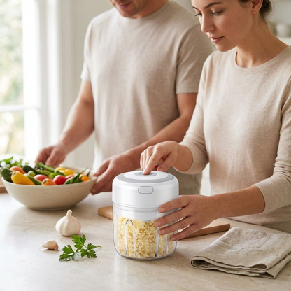 couple-preparant-le-diner-avec-le-hachoir-a-oignon