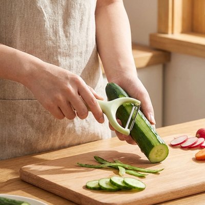 Econome-legume-pour-l-epluchage-de-concombre