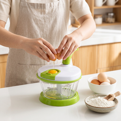 elle-casse-un-oeuf-au-dessus-du-hachoir-pour-legume