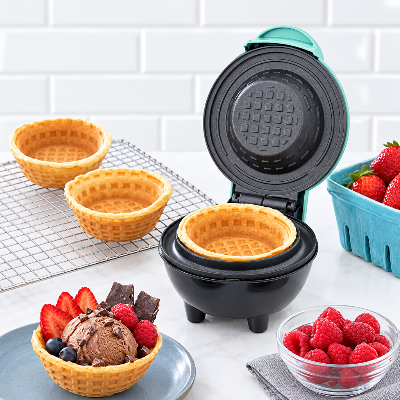 gaufrier-petite-gaufre-bol-avec-gaufres-dorees-et-fruits-rouges