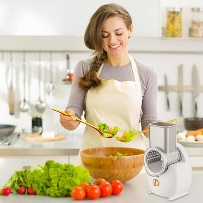 mandoline-electrique-cuisine-femme-dans-sa-cuisine