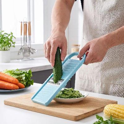mandoline-pour-legumes-hommes-qui-coupe-un-concombre