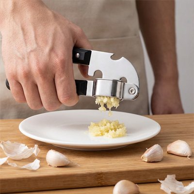 Presse-l-ail-dans-une-assiette