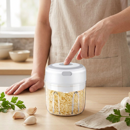 une-personne-utilise-le-hachoir-a-oignon-dans-une-cuisine-lumineuse